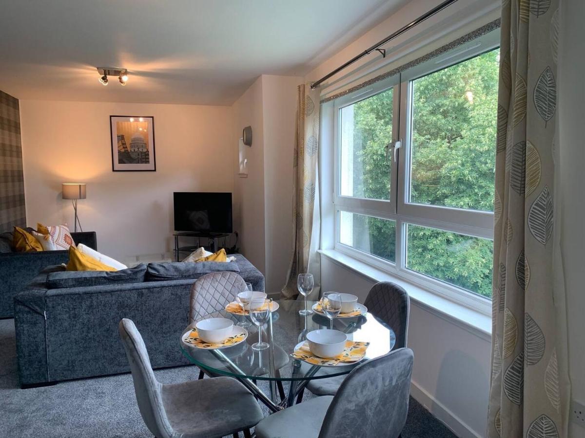Modern 2 Bedroom Flat With Free Parking In Cambuslang, *