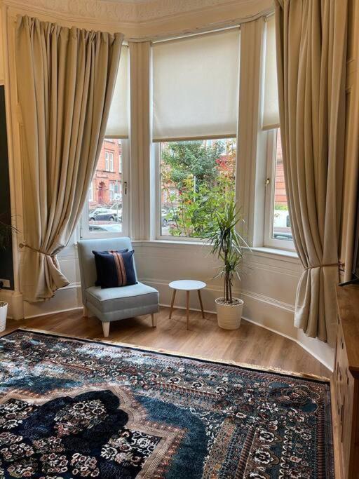 Victorian 3 Bedroom Main Door Flat, King Size Beds , Large * Glasgow