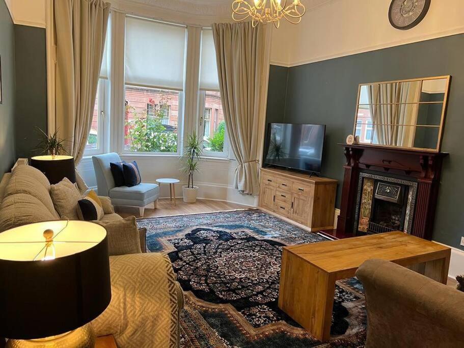 Victorian 3 Bedroom Main Door Flat, King Size Beds , Large Apartment Glasgow