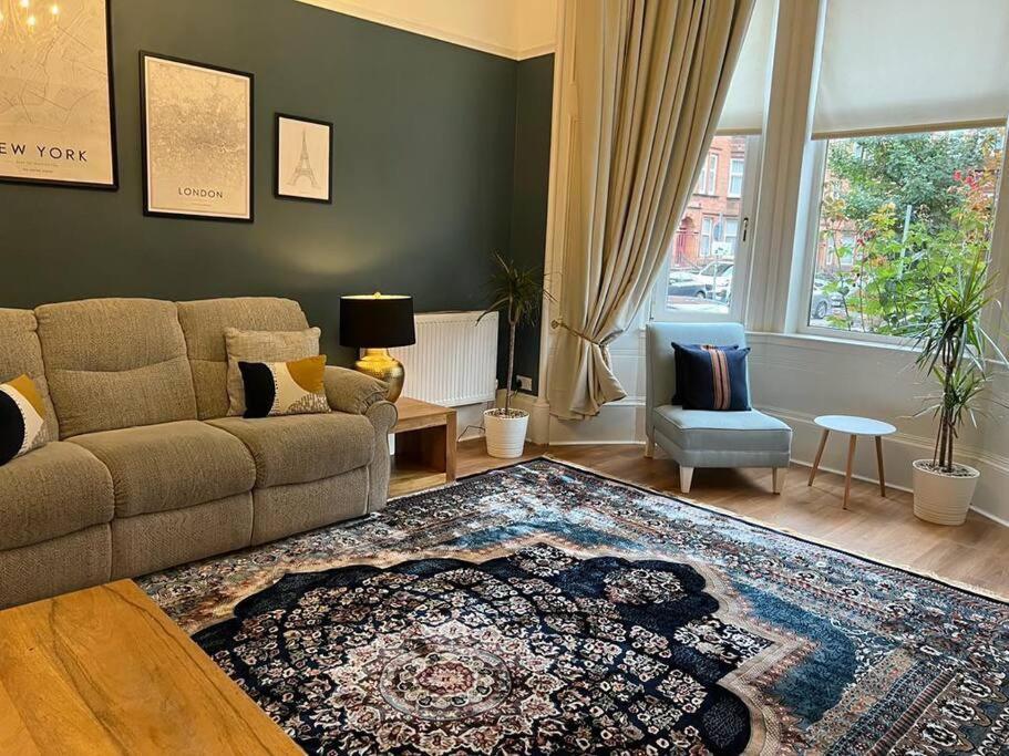 Apartment Victorian 3 Bedroom Main Door Flat, King Size Beds , Large