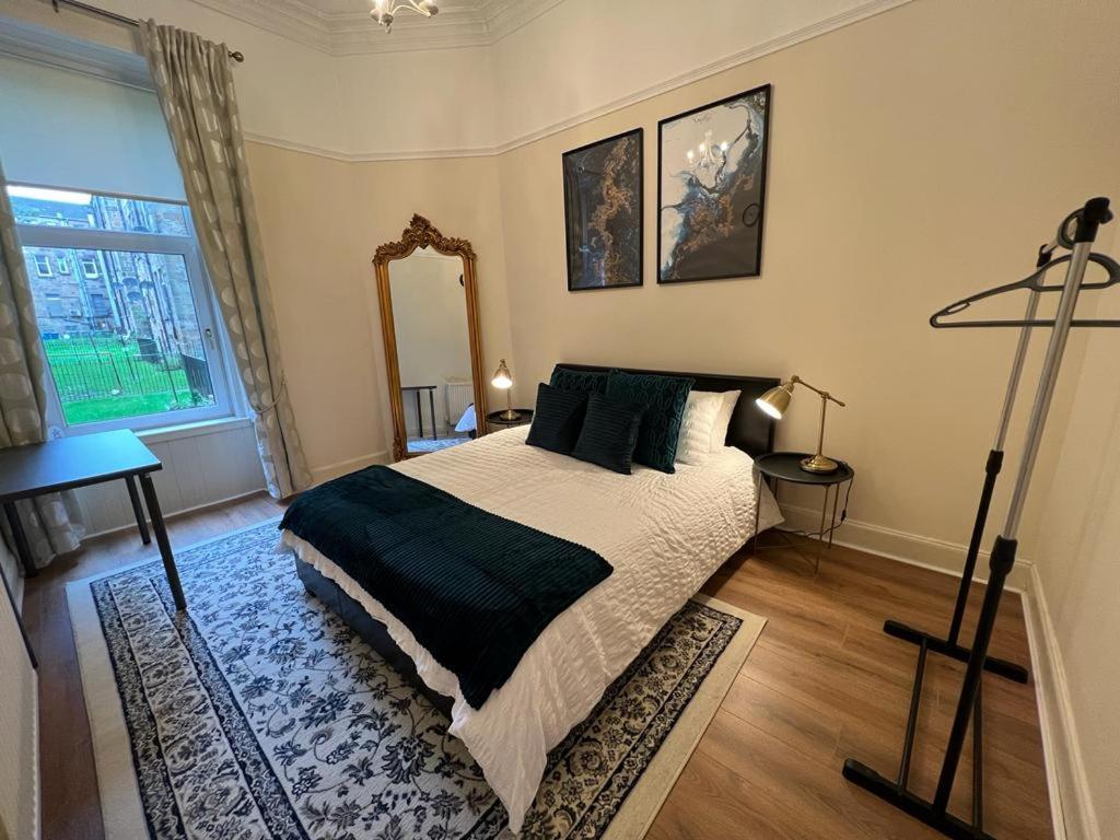 Apartment Victorian 3 Bedroom Main Door Flat, King Size Beds , Large Glasgow