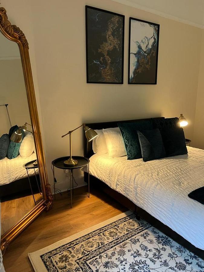 Apartment Victorian 3 Bedroom Main Door Flat, King Size Beds , Large *