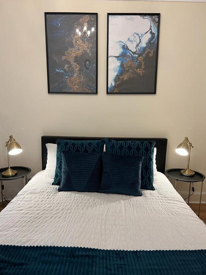 Apartment Victorian 3 Bedroom Main Door Flat, King Size Beds , Large