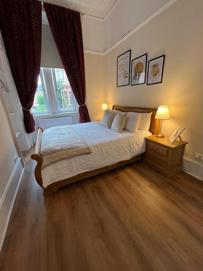 Apartment Victorian 3 Bedroom Main Door Flat, King Size Beds , Large