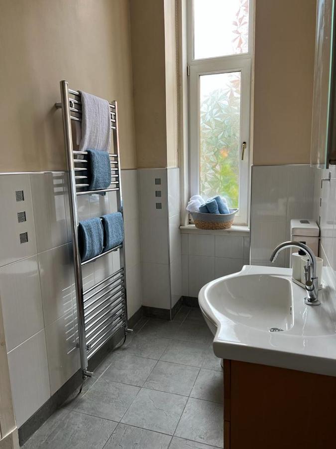 Victorian 3 Bedroom Main Door Flat, King Size Beds , Large * Glasgow