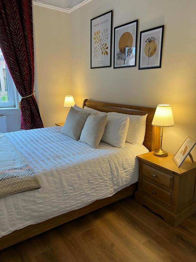 Victorian 3 Bedroom Main Door Flat, King Size Beds , Large Glasgow
