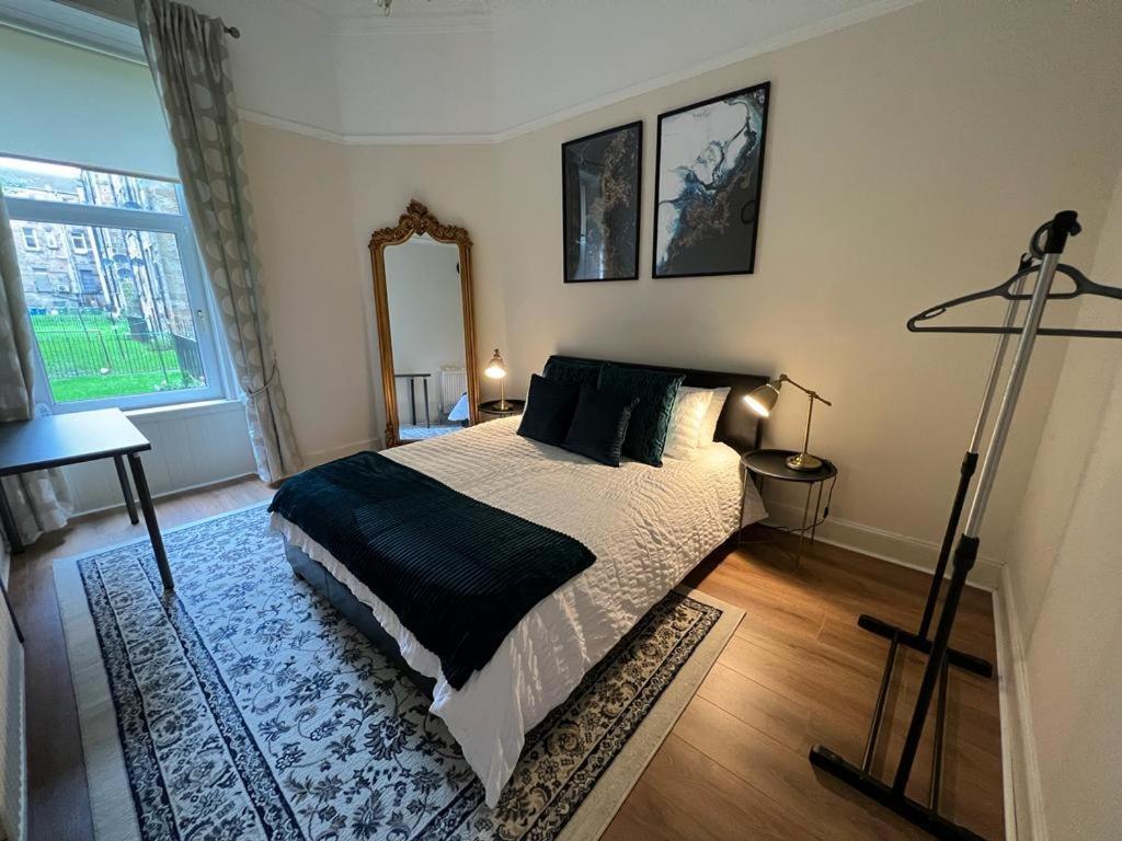 Victorian 3 Bedroom Main Door Flat, King Size Beds , Large Glasgow