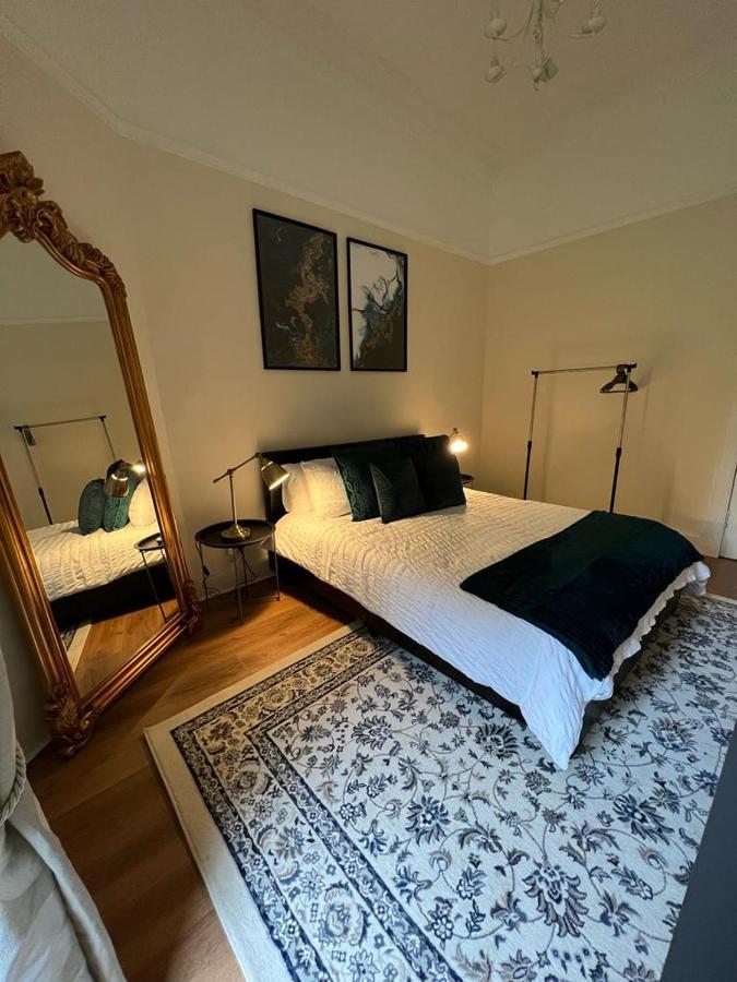Victorian 3 Bedroom Main Door Flat, King Size Beds , Large *