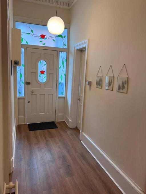 Victorian 3 Bedroom Main Door Flat, King Size Beds , Large Apartment *