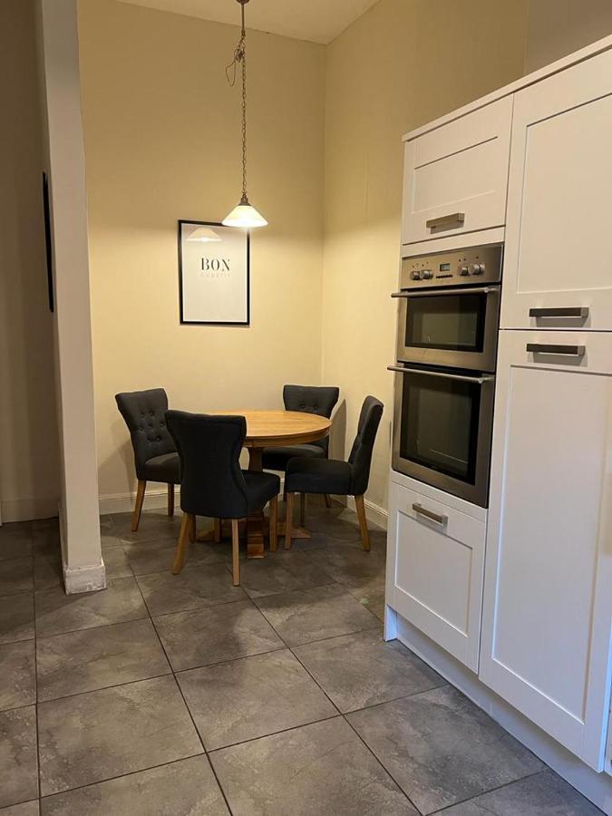 Victorian 3 Bedroom Main Door Flat, King Size Beds , Large Apartment Glasgow