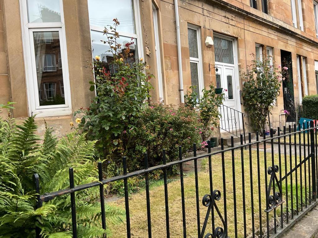 Victorian 3 Bedroom Main Door Flat, King Size Beds , Large *