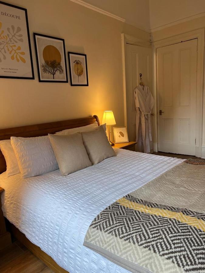 Victorian 3 Bedroom Main Door Flat, King Size Beds , Large Apartment Glasgow