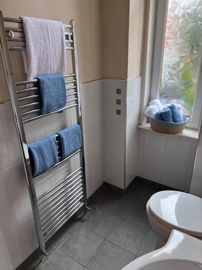 Victorian 3 Bedroom Main Door Flat, King Size Beds , Large * Glasgow