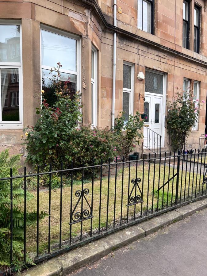 Victorian 3 Bedroom Main Door Flat, King Size Beds , Large Apartment