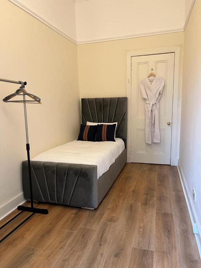 Victorian 3 Bedroom Main Door Flat, King Size Beds , Large Apartment *