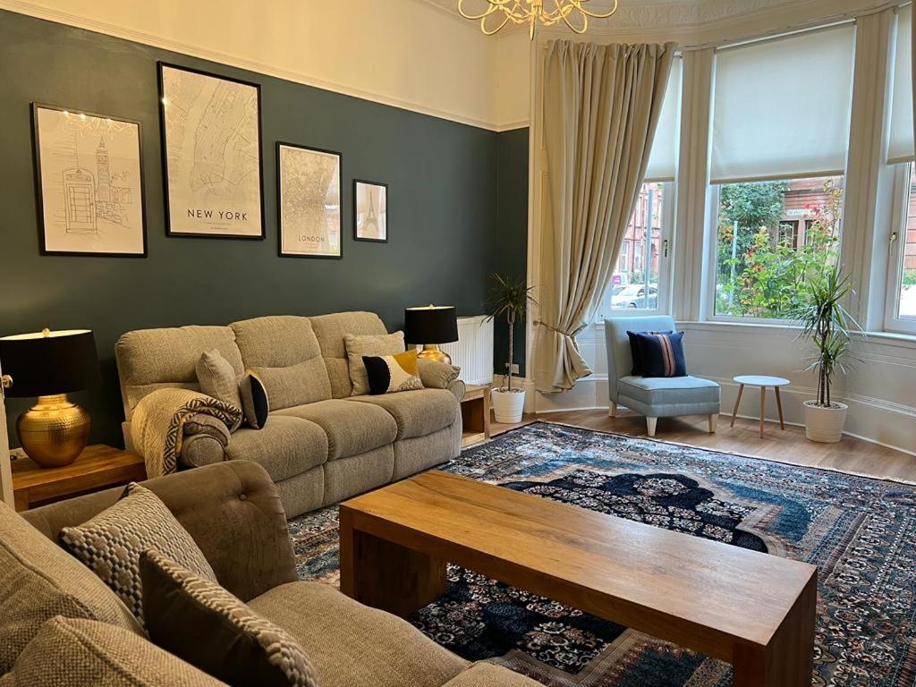 Victorian 3 Bedroom Main Door Flat, King Size Beds , Large Glasgow