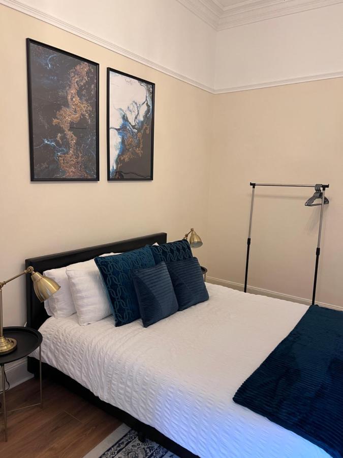 Victorian 3 Bedroom Main Door Flat, King Size Beds , Large