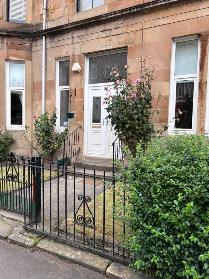 Victorian 3 Bedroom Main Door Flat, King Size Beds , Large Apartment Glasgow