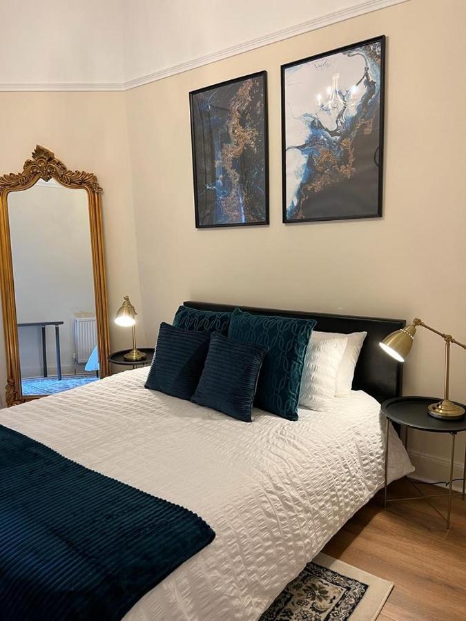 Apartment Victorian 3 Bedroom Main Door Flat, King Size Beds , Large *