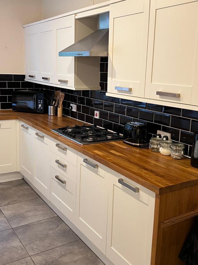 Victorian 3 Bedroom Main Door Flat, King Size Beds , Large Apartment *