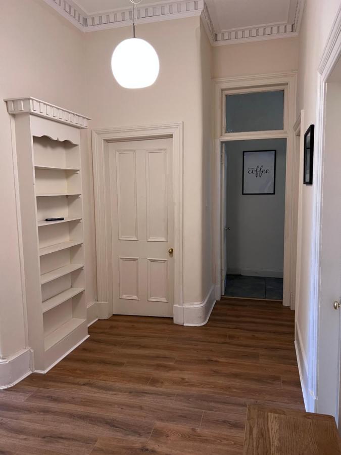 Victorian 3 Bedroom Main Door Flat, King Size Beds , Large Apartment Glasgow