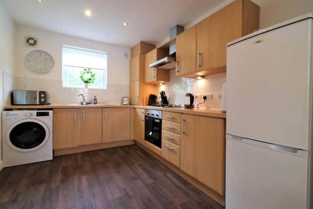 Large 5 Bedroom Townhouse Close To Center *