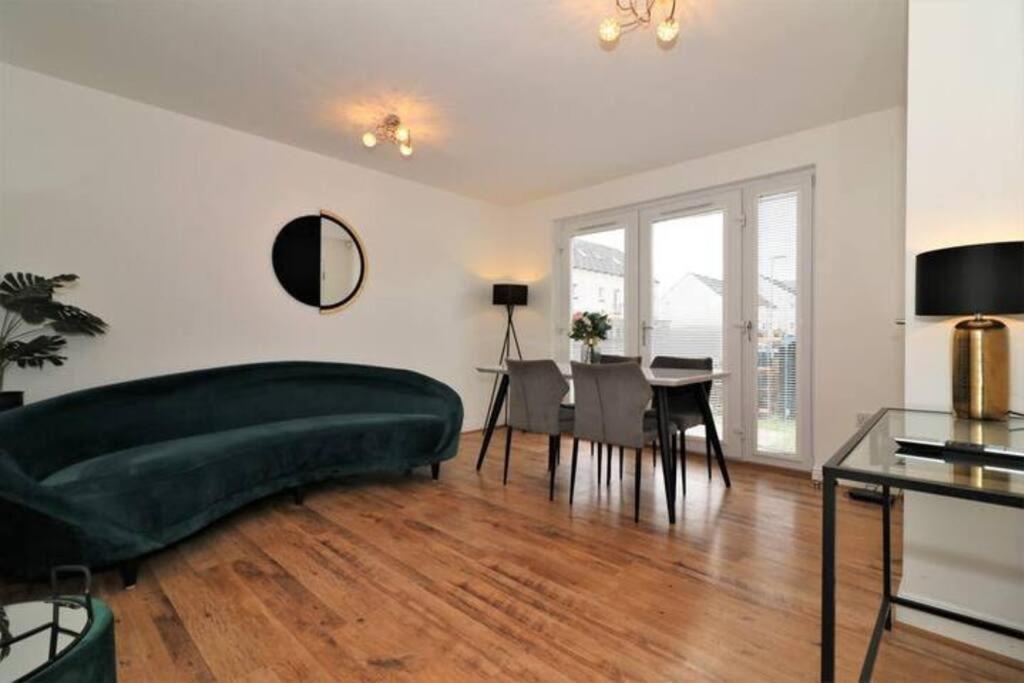 Large 5 Bedroom Townhouse Close To Center