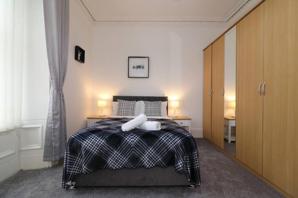 10 Bedrooms Pool Table Garden Piano Apartment Glasgow