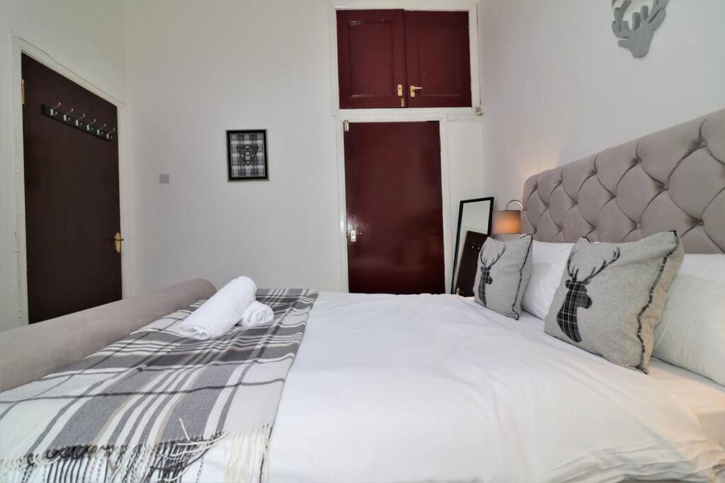 10 Bedrooms Pool Table Garden Piano Apartment Glasgow