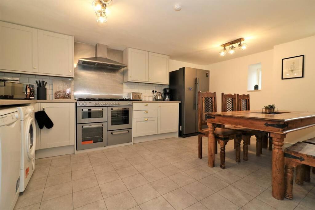 10 Bedrooms Pool Table Garden Piano Apartment *