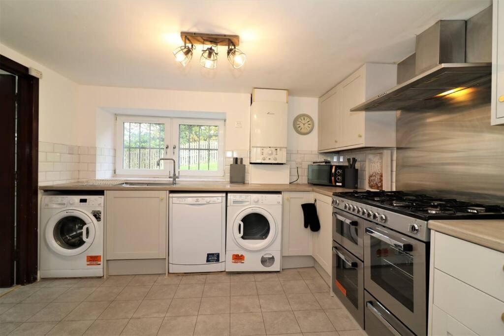 10 Bedrooms Pool Table Garden Piano Apartment Glasgow