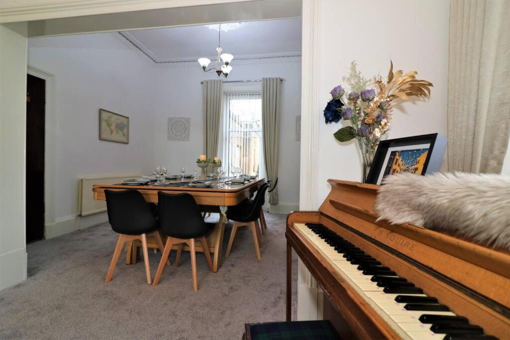 Apartment 10 Bedrooms Pool Table Garden Piano Glasgow