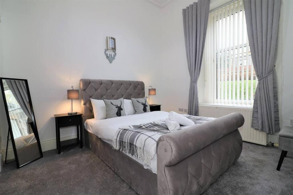 10 Bedrooms Pool Table Garden Piano Apartment Glasgow