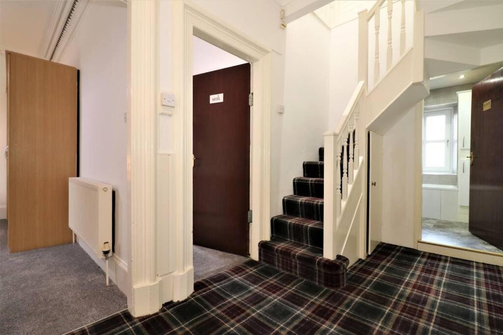 10 Bedrooms Pool Table Garden Piano Apartment Glasgow