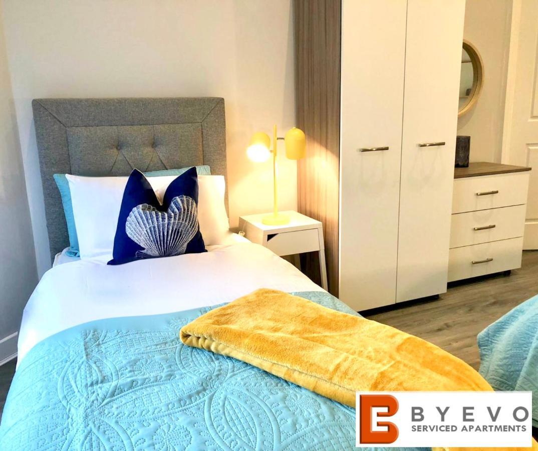 Byevo Almar - Close To And Airport - Perfect For Contractors Or Large Groups Holiday home