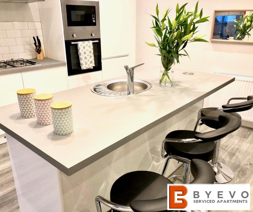 Byevo Almar - Close To And Airport - Perfect For Contractors Or Large Groups Holiday home Glasgow