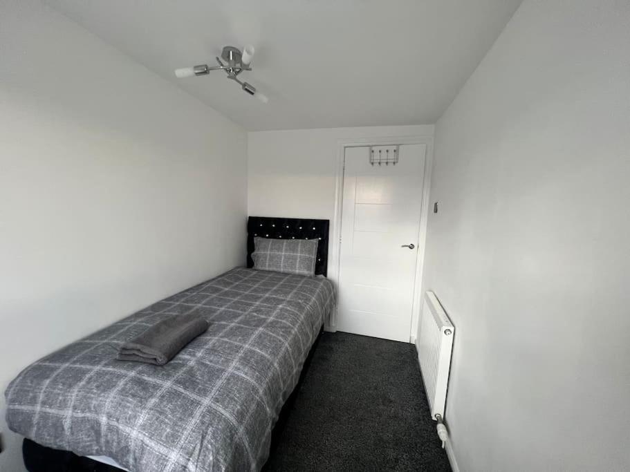 Lovely 3 Bed In With Free Parking * Glasgow