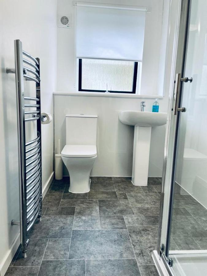 Modern 2 Bedroom With Free Parking Apartment