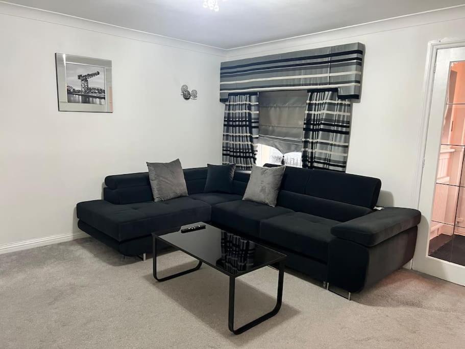 Lovely 3 Bed In With Free Parking Holiday home *