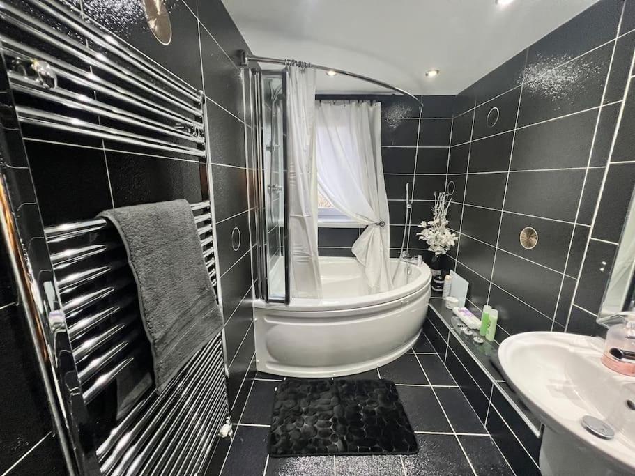 Lovely 3 Bed In With Free Parking Holiday home *