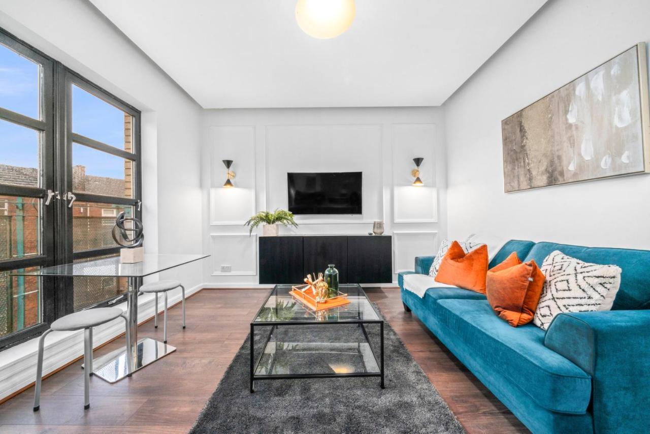 Modern With Free Parking Near Town & Green