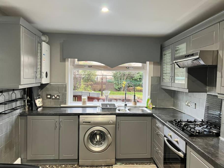 Lovely 3 Bed In With Free Parking Holiday home Glasgow