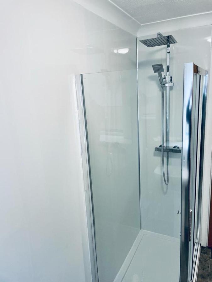Modern 2 Bedroom With Free Parking Apartment *