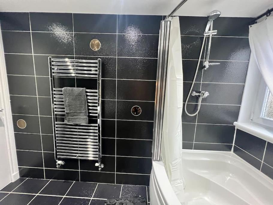 Lovely 3 Bed In With Free Parking *