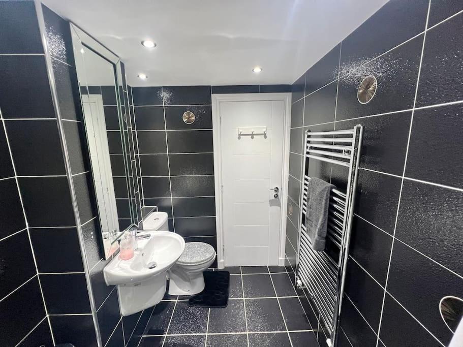 Lovely 3 Bed In With Free Parking Holiday home