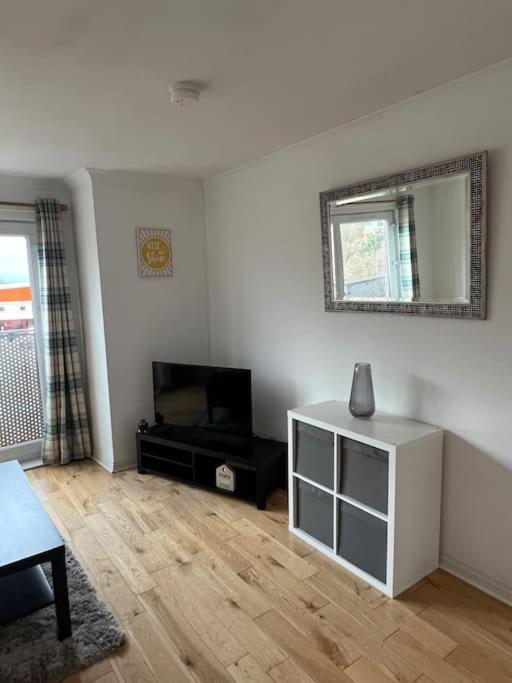 Modern 2 Bedroom Flat Near Centre