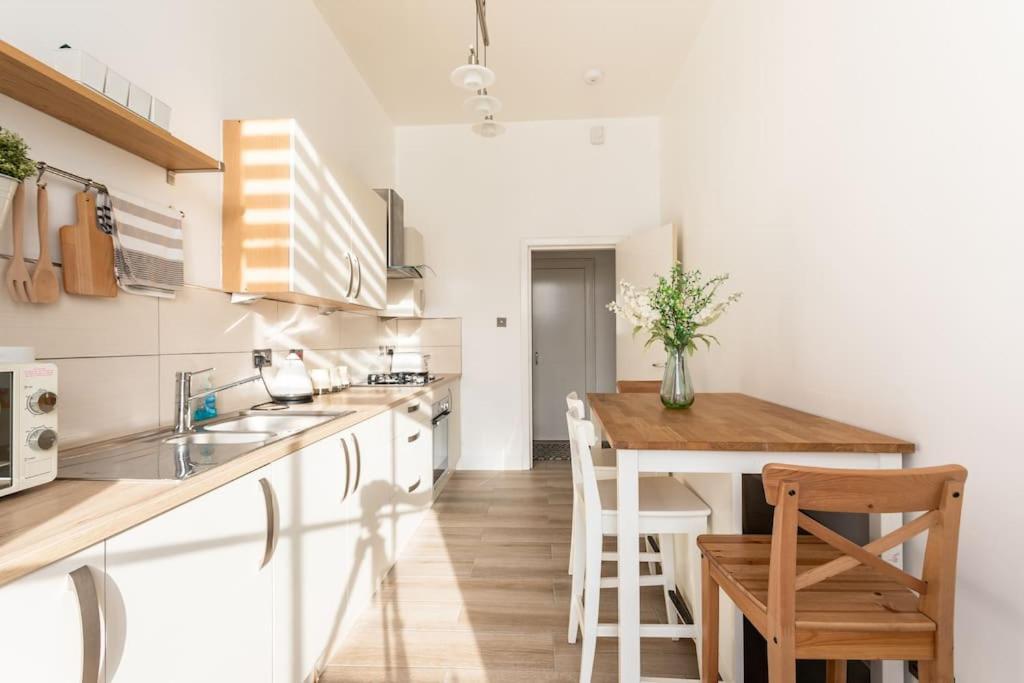 Apartment West End 5 Min Walk To Secc And Hydro *