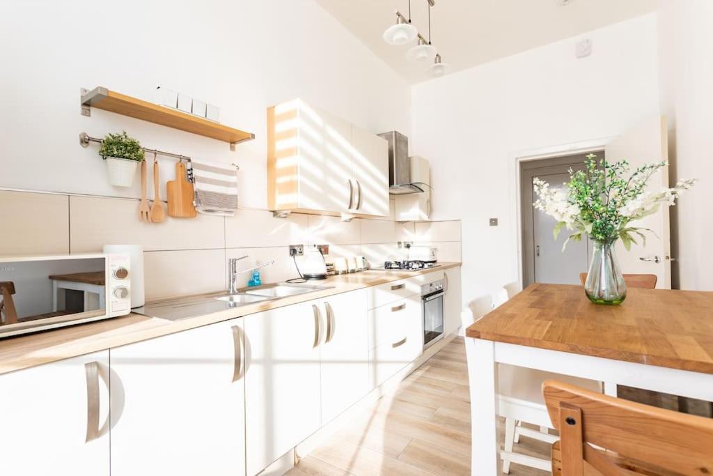 Apartment West End 5 Min Walk To Secc And Hydro *