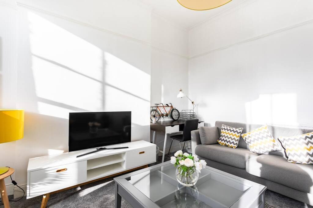 Apartment West End 5 Min Walk To Secc And Hydro