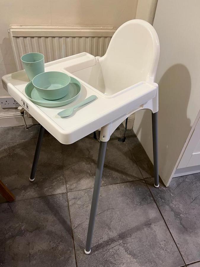 Victorian 3 Bedroom Main Door Flat, King Size Beds , Large Apartment *